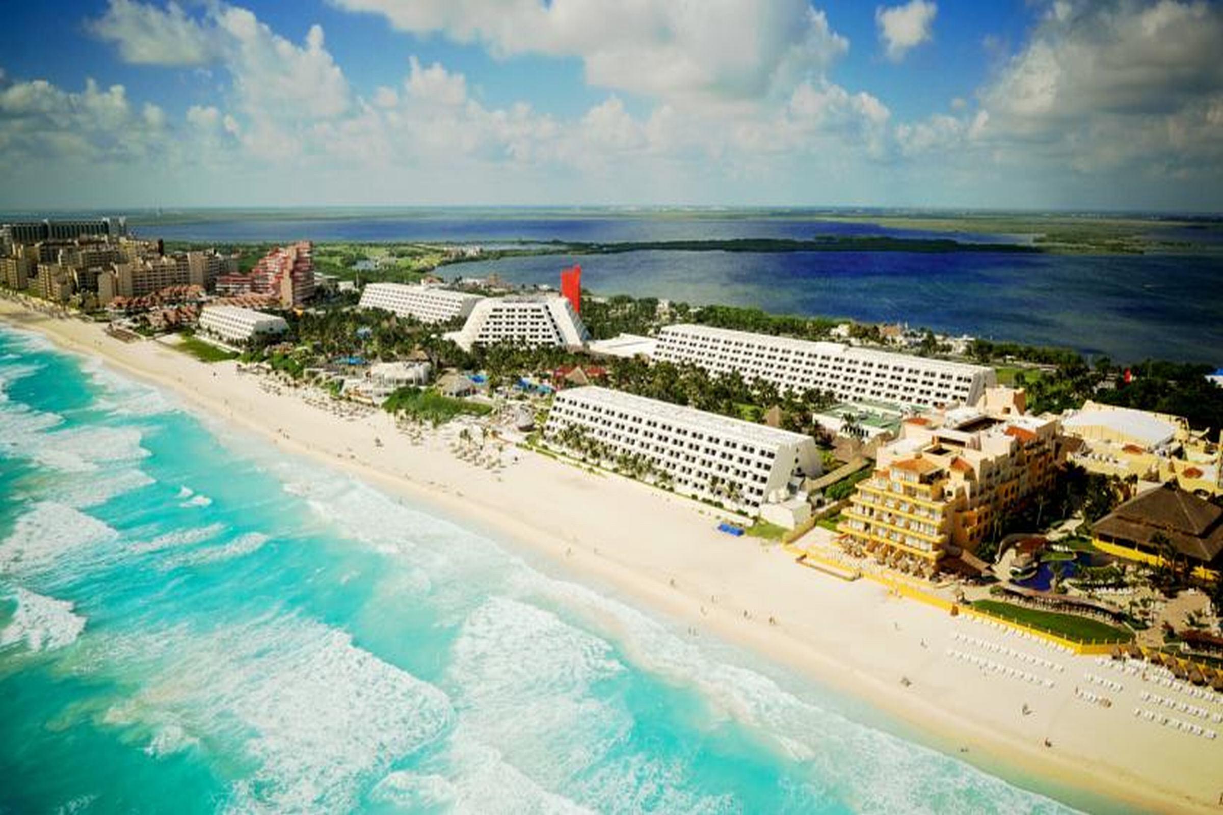 Grand Oasis Cancún Exterior foto Aerial view of the resort