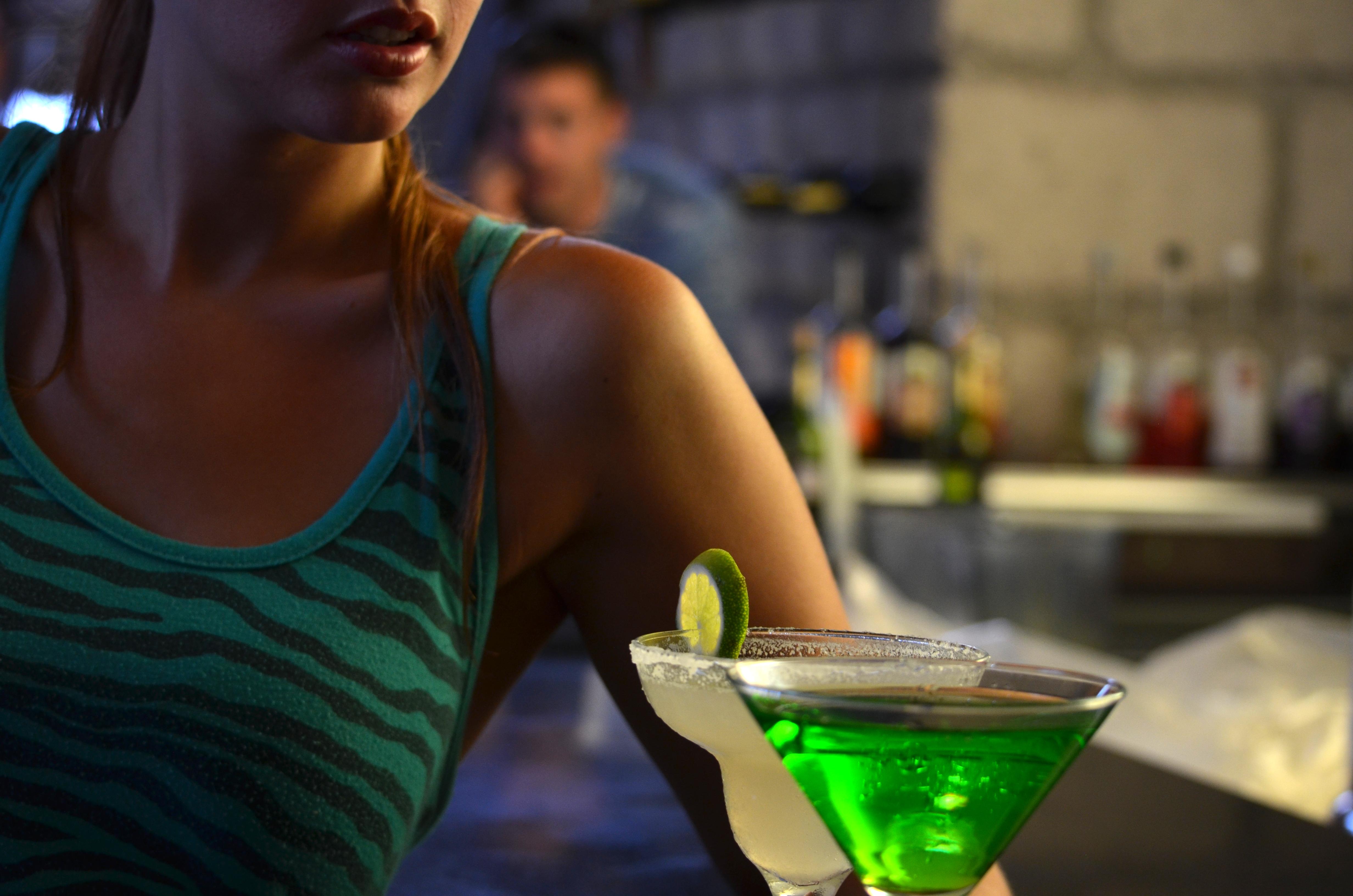 Grand Oasis Cancún Exterior foto A woman holding a green cocktail