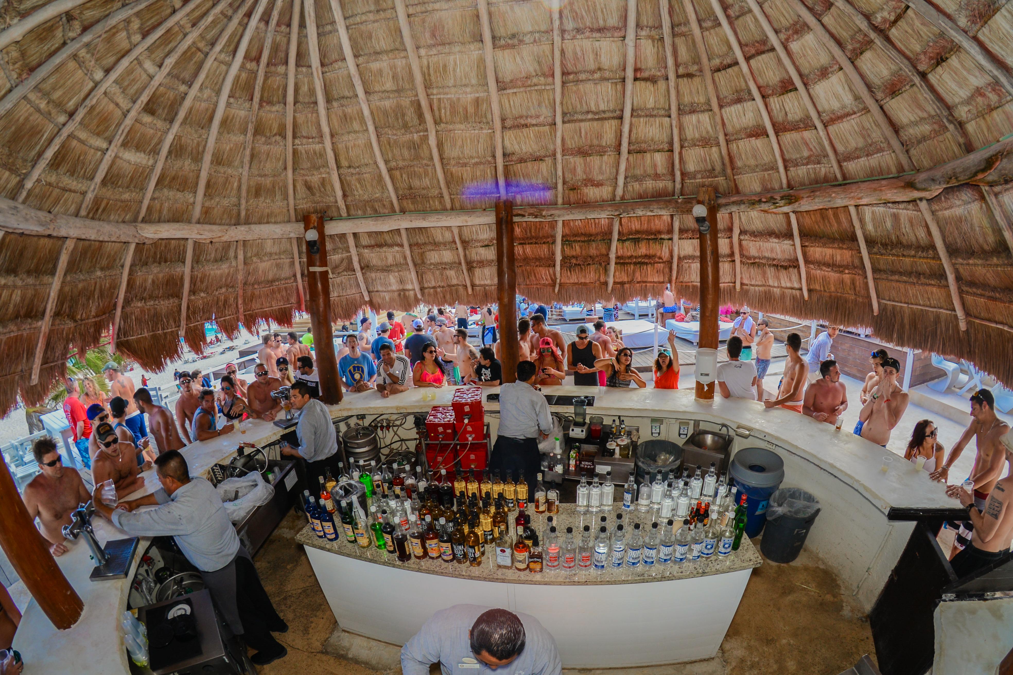 Grand Oasis Cancún Exterior foto The bar at the beach club